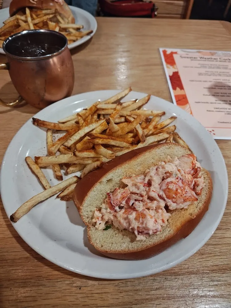 Lobster Roll w Cajun Fries